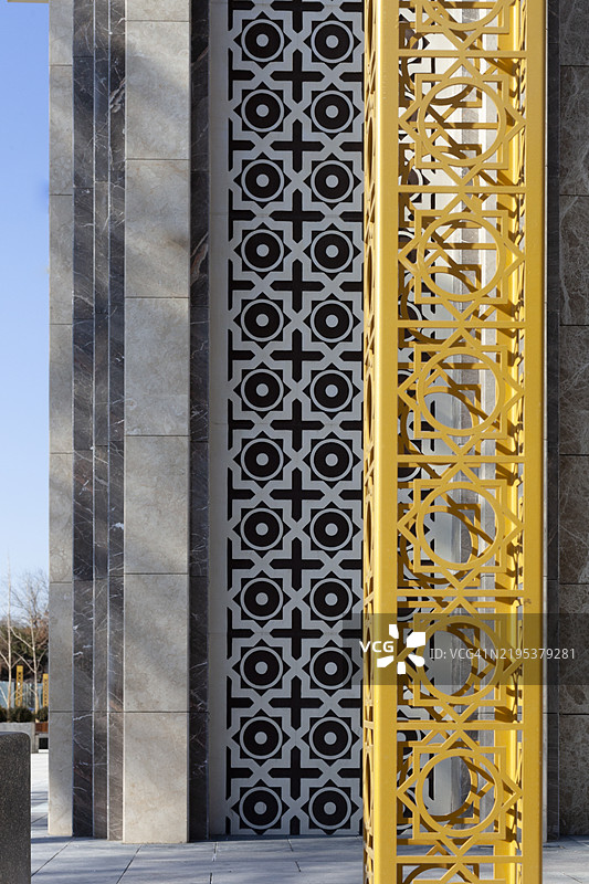建筑外墙边缘的景观，墙面上有装饰和黄色金属。图片素材