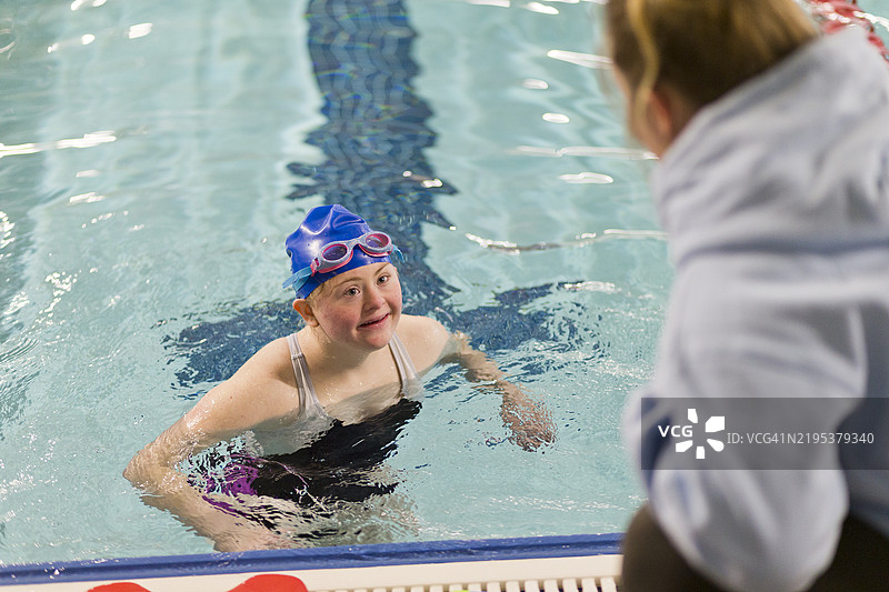 青少年女孩在游泳池中健身锻炼图片素材