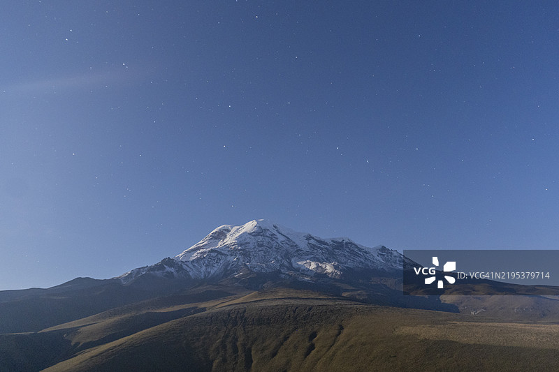 夜空下雪山的美丽景色，基姆博拉索，厄瓜多尔图片素材
