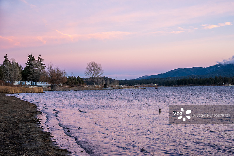 加利福尼亚州大熊湖日落时分的湖泊美景与天空图片素材