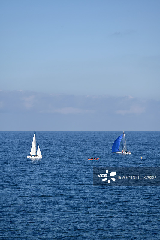 人们在海上划船图片素材