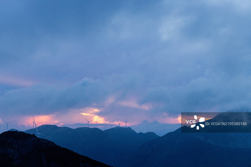 日落时分，天空映衬下的山脉美景， 中国图片素材