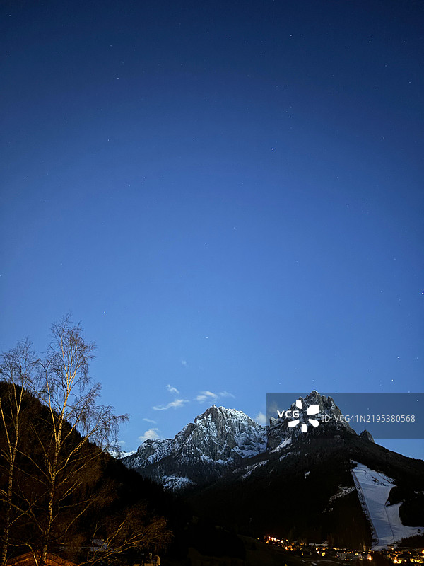 意大利圣乔瓦尼迪法萨的蓝天映衬下的雪山美景图片素材