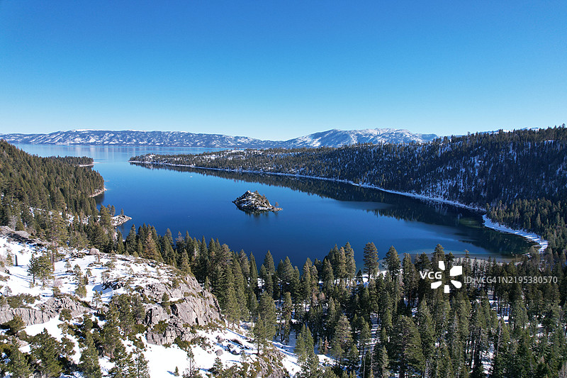 清澈蓝天映衬下的湖泊美景，翡翠湾州立公园，美国图片素材