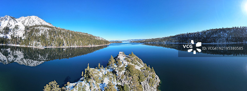 湖泊和山脉的全景，背景是晴朗的蓝天，翡翠湾州立公园，美国图片素材