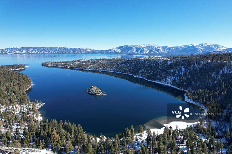 清澈蓝天映衬下的湖泊美景，翡翠湾州立公园，美国图片素材