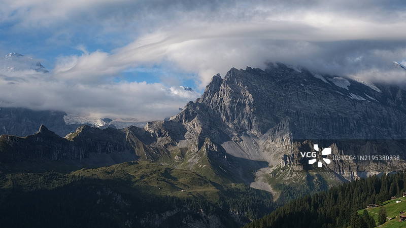 瑞士雪山与天空的全景视图图片素材