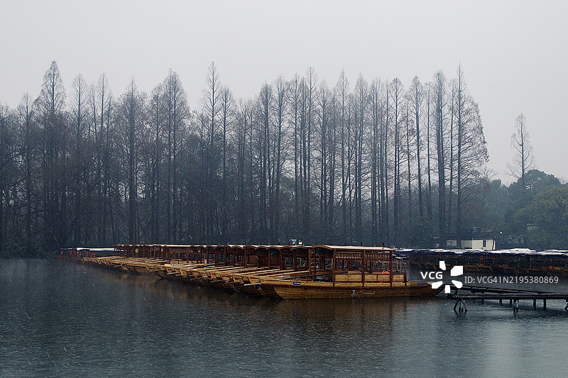清澈天空下的湖泊美景，中国图片素材