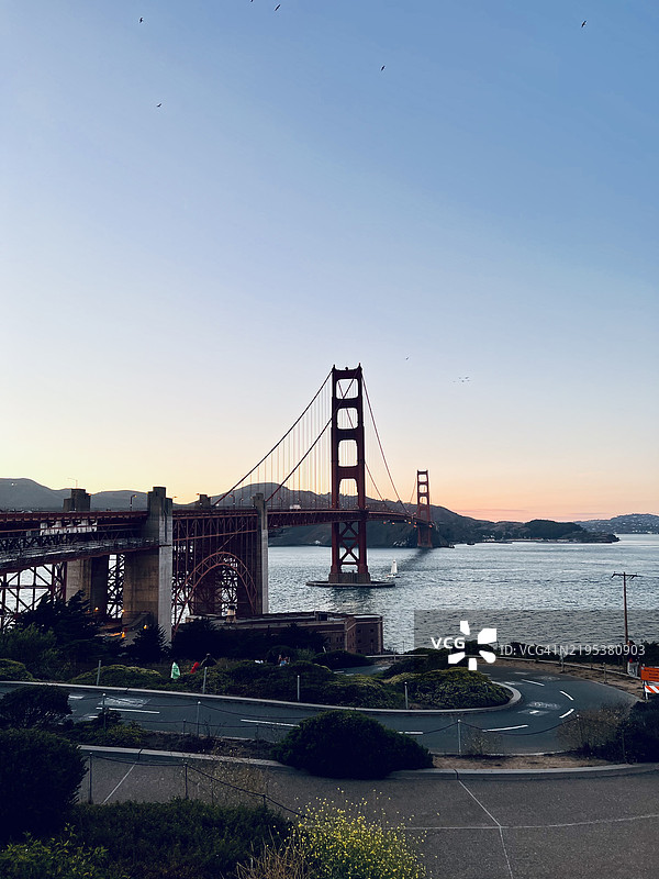 旧金山，加利福尼亚州，美国，悬索桥俯瞰河流的景观图片素材