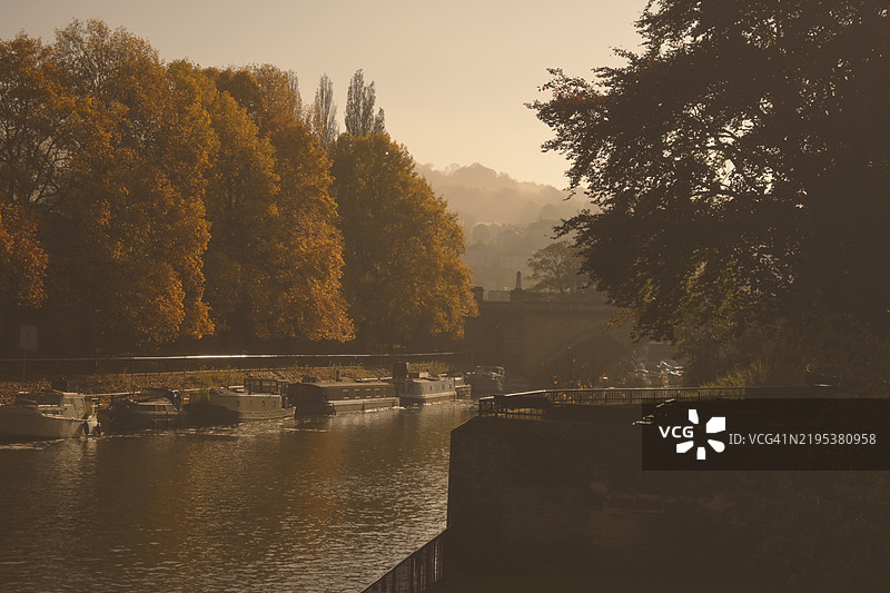 秋季湖泊与天空的美丽景色图片素材