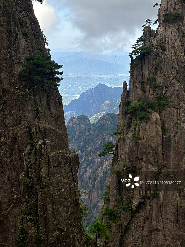 岩石山脉与天空的美丽景色图片素材