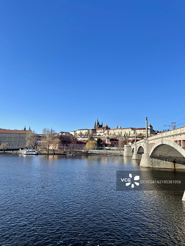捷克共和国布拉格的河上桥梁景观图片素材