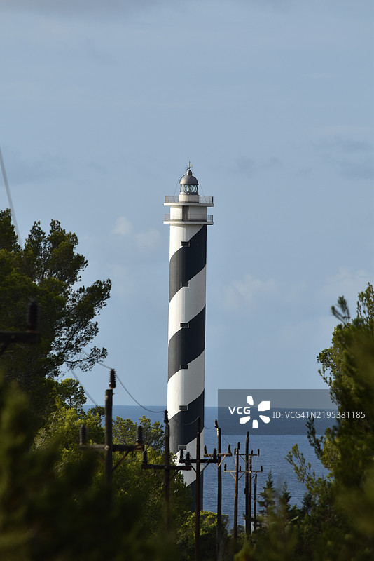 低角度视图的灯塔与天空相映衬图片素材