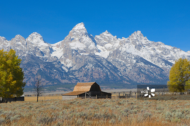 大提顿国家公园的莫尔顿谷仓与大提顿山脉相映成趣，位于美国夏威夷。图片素材