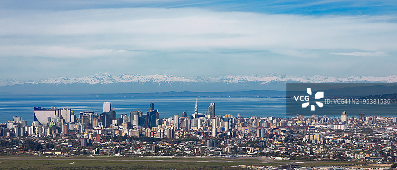 海景与建筑在天空下的美丽景色，巴图米，阿贾拉，格鲁吉亚图片素材