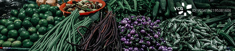 当地市场的新鲜蔬菜展示季节性农产品图片素材