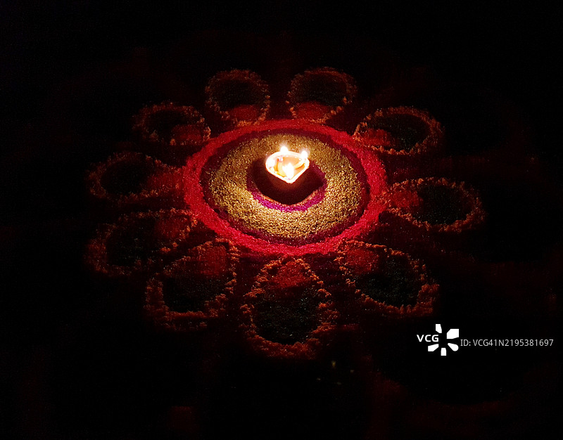 黑色背景下照亮的灯笼的低角度视图，莫加，旁遮普，印度图片素材