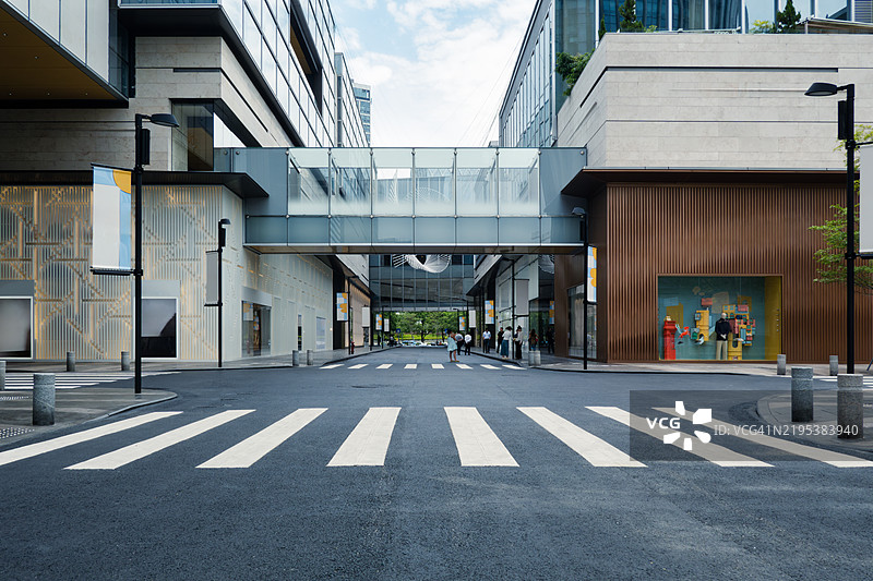 商业区的城市街道图片素材