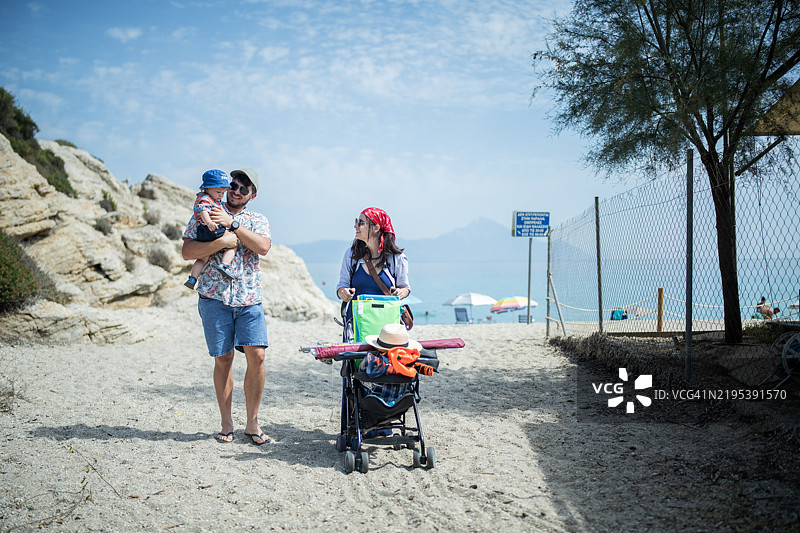 海边的家庭夏季度假。图片素材