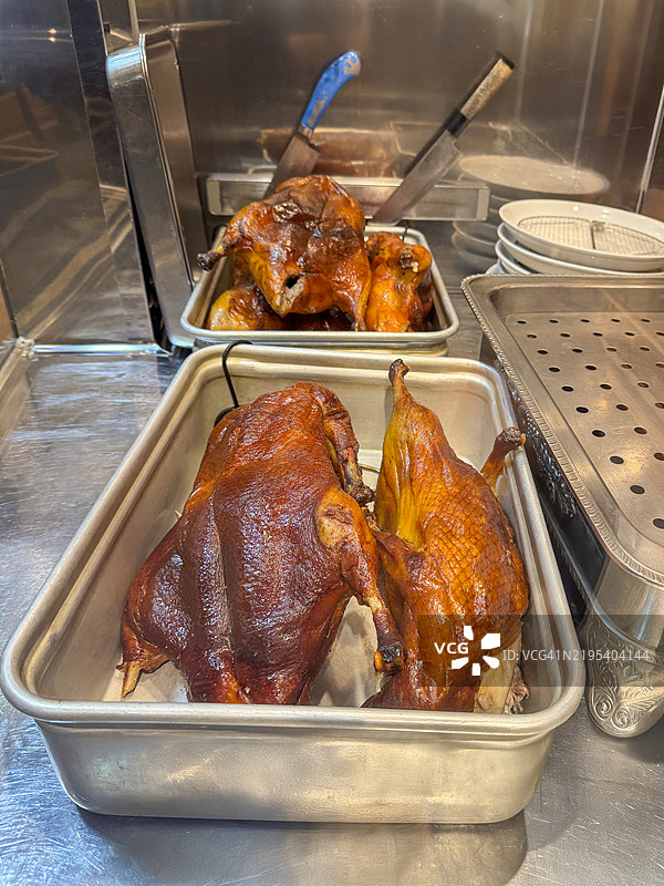 待上桌的北京烤鸭图片素材