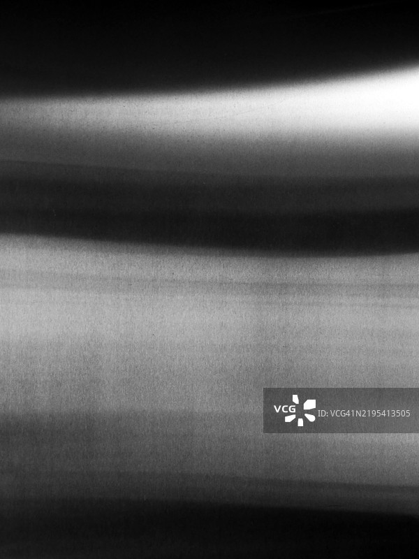 一块银色金属板，带有扭曲的反射和噪音效果。阳光。黑白。加拿大魁北克省蒙特利尔。图片素材