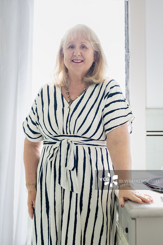 一位成熟的女性在浴室里的肖像图片素材