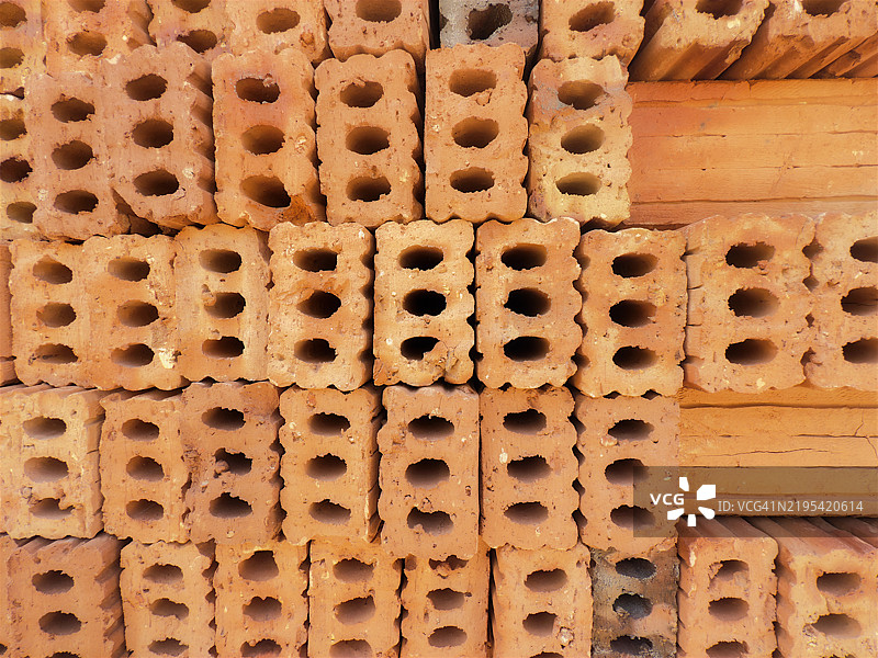 堆叠的粘土砖。图片素材