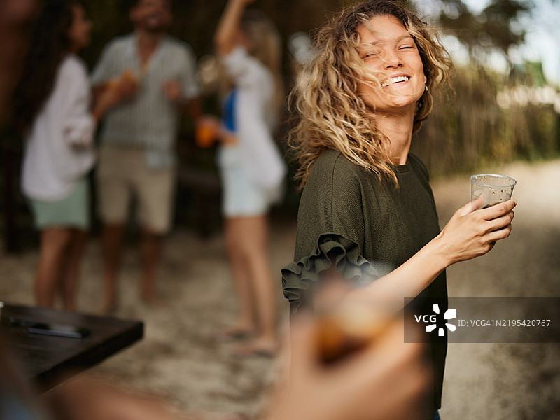 年轻无忧的女性在户外派对上尽情玩乐。图片素材