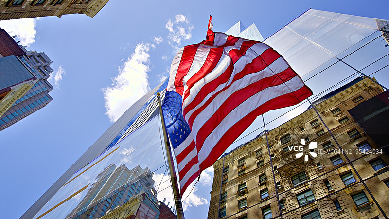 美国国旗与办公大楼图片素材