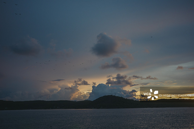 山上壮观的日落天空图片素材
