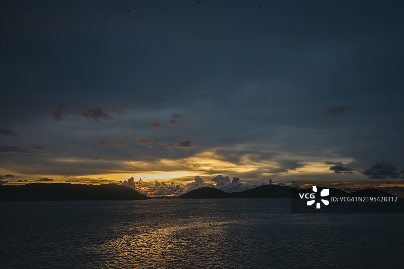 山上壮观的日落天空图片素材