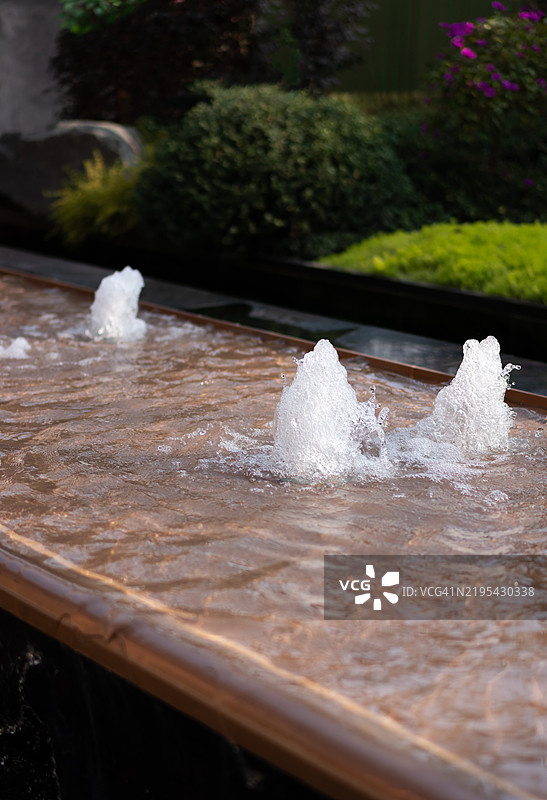 公园角落里的喷泉图片素材