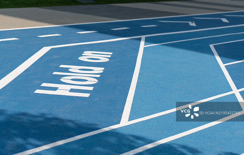 高档住宅区的塑料跑道图片素材