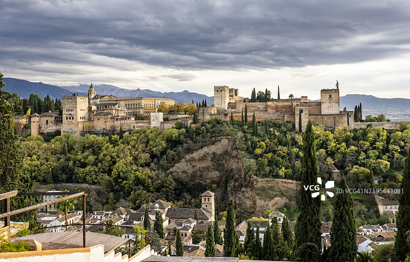 格拉纳达的阿尔罕布拉宫与阿尔拜辛区的山景。图片素材