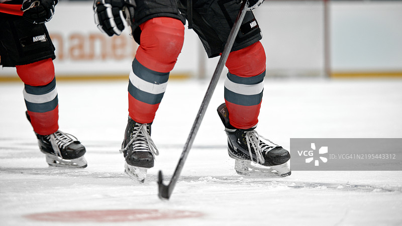 冰球运动员在激烈比赛中的特写镜头图片素材