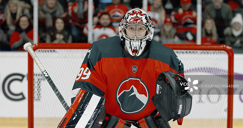 专注的年轻白人冰球守门员在比赛中图片素材