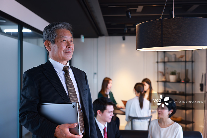 现代办公室中一位年长男性职员的肖像图片素材