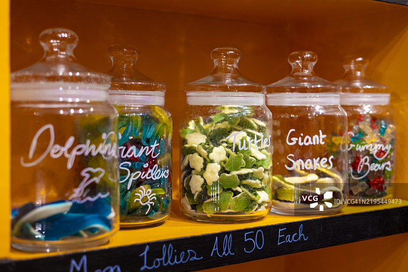 一排糖果罐图片素材