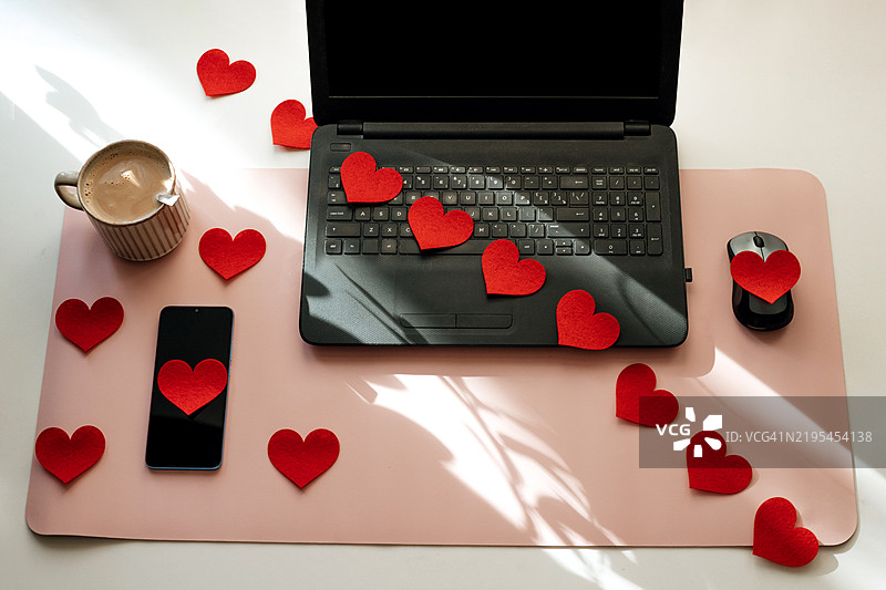 办公室里满是贴纸爱心。图片素材