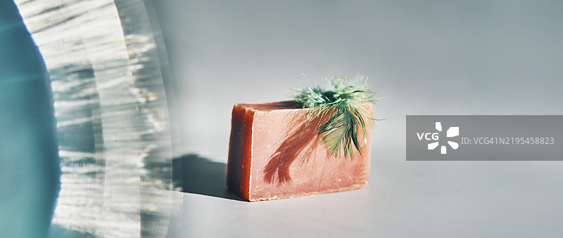 手工香皂横幅，搭配绿色植物，极简概念展示图片素材