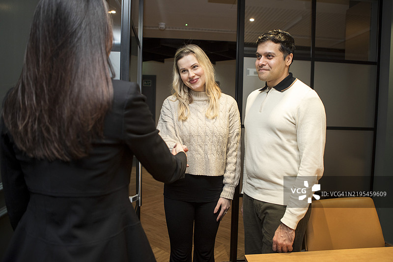 金融顾问在现代办公室与客户握手图片素材