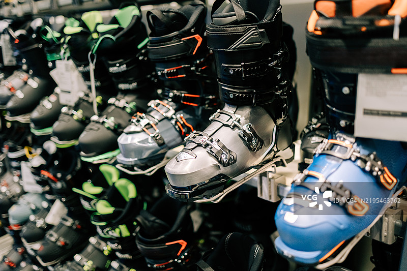 运动商店货架上展示的滑雪靴图片素材