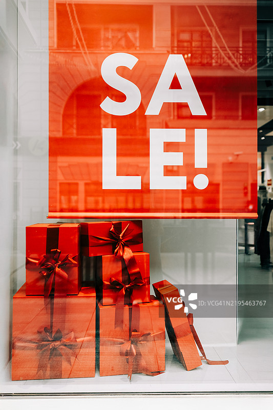 红色圣诞礼品盒和促销折扣的商店橱窗招牌图片素材