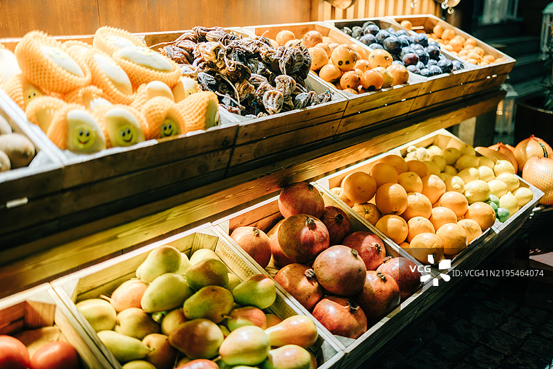 夜市上的五彩缤纷水果图片素材