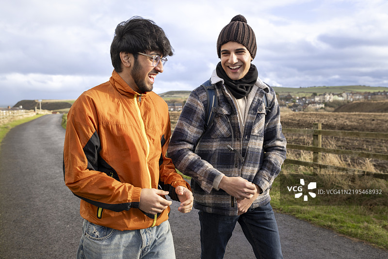 两个青少年朋友一起散步图片素材