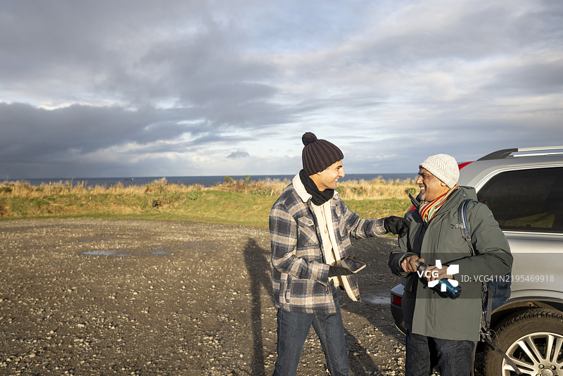 开始徒步旅行，使用手机导航图片素材