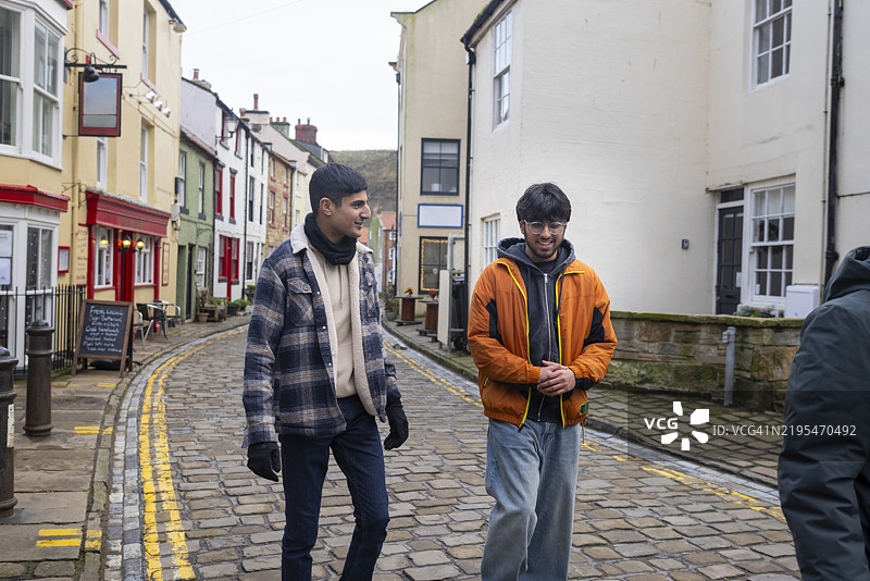 青少年在斯泰斯漫步图片素材