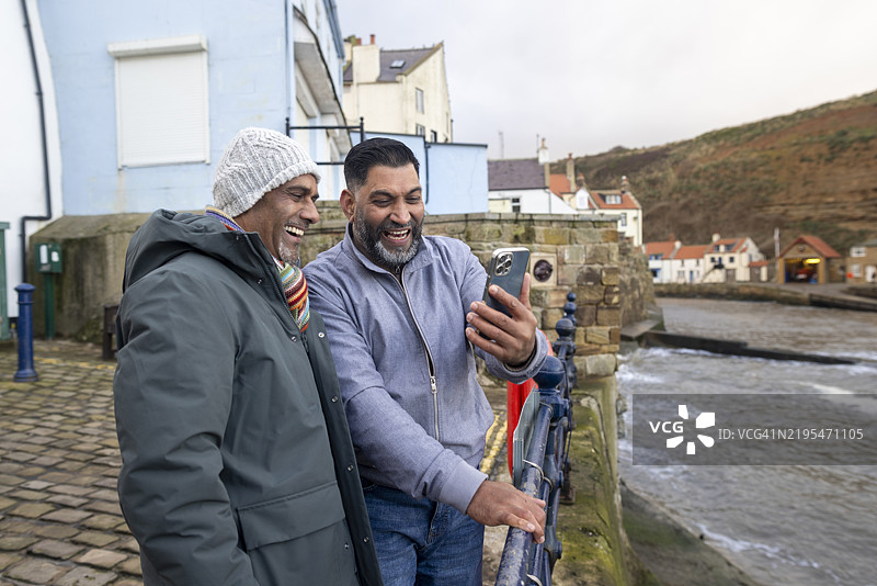在户外保持联系图片素材