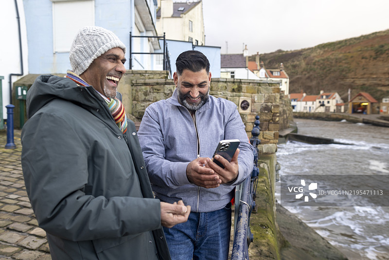 与朋友一起创造快乐的回忆图片素材