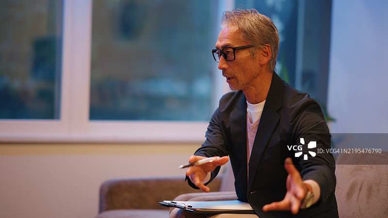 心理健康专业人士在治疗会议中专心倾听并给予建议图片素材